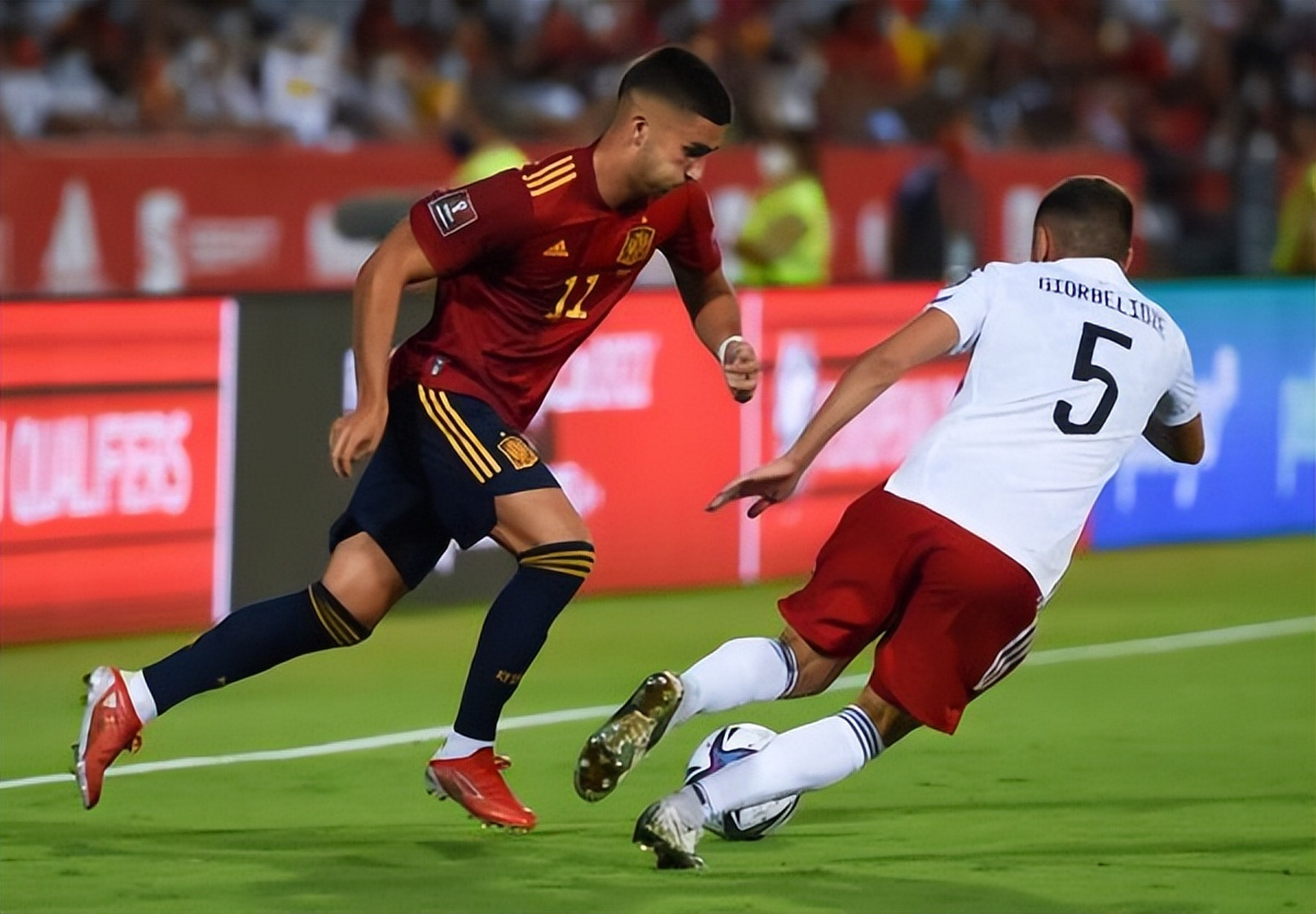 意甲比赛中球员展现出迅猛进攻